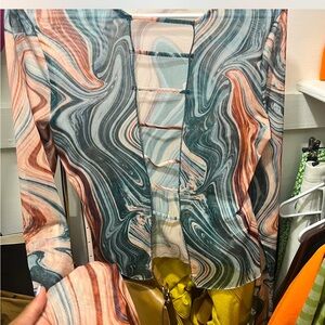 Cute open top with flared sleeves at the end